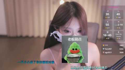 Media: A video featuring an East Asian woman with long brown hair, wearing a white face mask and a light pink top, sitting in front of a virtual reality headset, with Chinese text overlaying the scene.