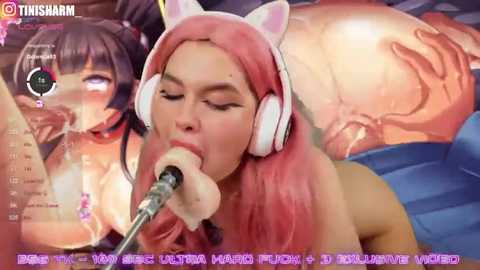 A digitally rendered, explicit image featuring a nude, light-skinned woman with pink hair, wearing headphones, performing oral sex on a penis, with text overlay in Chinese.