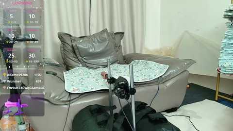 fox_yiyi free recording from 2025-12-05 00:06:00