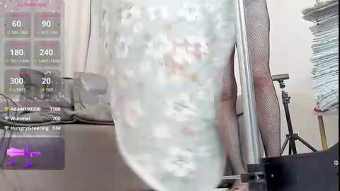 fox_yiyi free recording from 2025-12-06 00:24:00