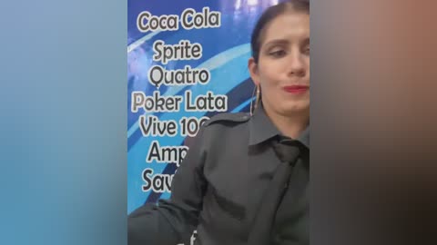 Video of a woman with fair skin, dark hair, wearing a black shirt and red lipstick, captioned with names like \"Coco-Cola,\" \"Spitfire,\" \"Quattro,\" \"Poker Lato,\" and \"Amber,\" in a blue and white background.