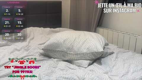 A screenshot of a video game scene features a messy, unmade bed with a pillow and a duvet, with a French overlay reading \"Jette un gla\u00e7on sur Instagram\" (Throw an ice cube on Instagram).