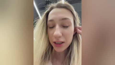 lia__love free recording from 2025-12-19 00:03:00