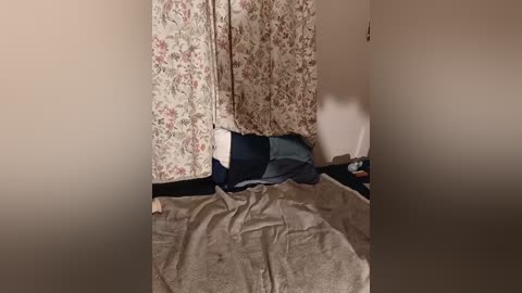 susiee_redd free recording from 2025-12-19 00:03:00