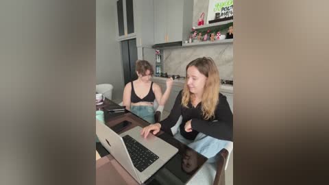 nura_n_sarah free recording from 2026-01-16 02:26:00