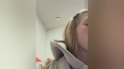 kira_mia free recording from 2026-02-01 00:16:00